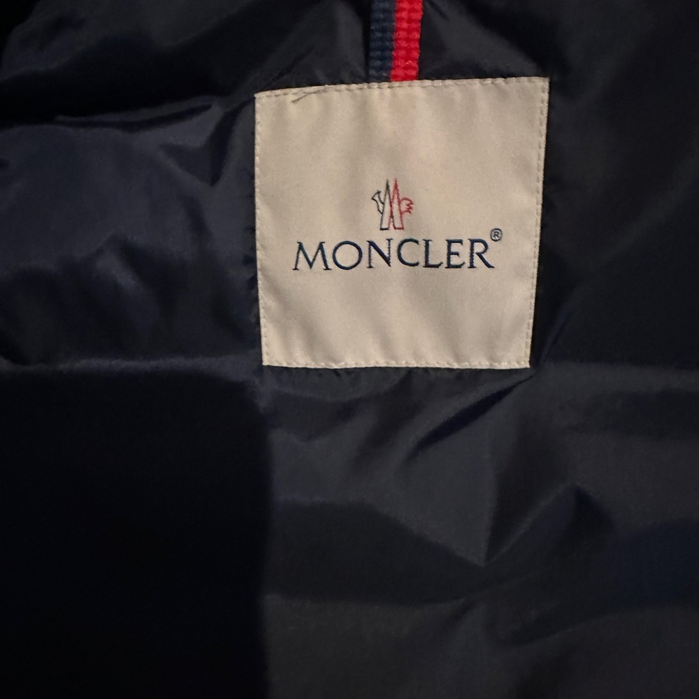 Moncler boys Navy Puffer Jacket with Red Accent size 5 - Picture 5 of 6